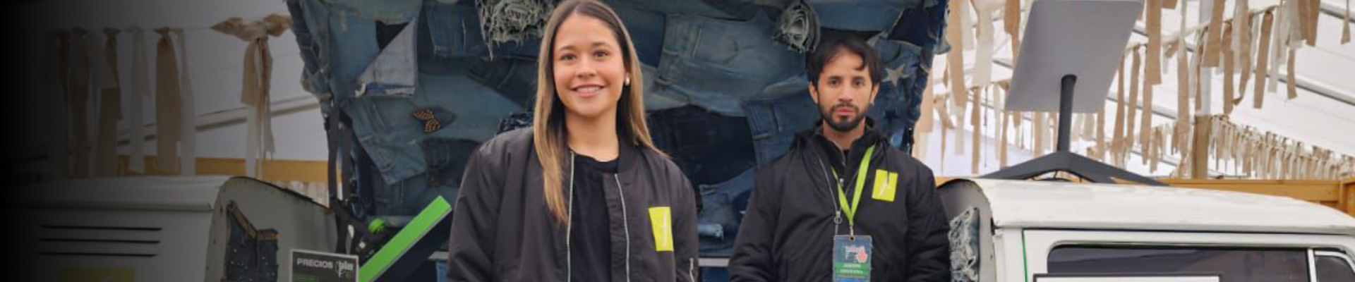 La Combi de Taller F de Falabella ofreciendo servicios de personalización y moda sostenible en el Mercado Sustentable de Vitacura.