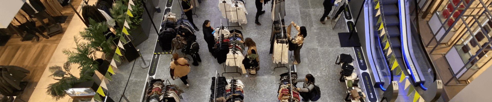 Feria Trueque de Falabella, un espacio de moda circular con ropa de segunda mano.