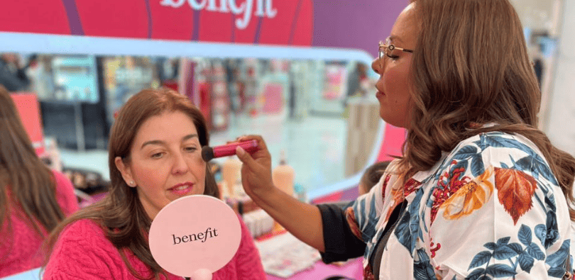 Benefit en Falabella Parque Arauco para el lanzamiento del nuevo bronzer Hoola Wave