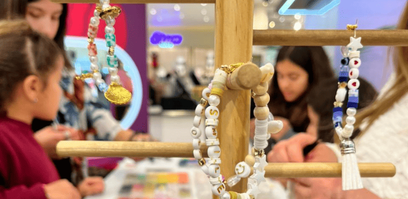 Benefit en Falabella Parque Arauco para el lanzamiento del nuevo bronzer Hoola Wave