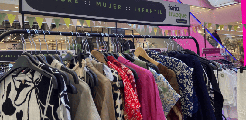 Feria Trueque de Falabella, un espacio de moda circular con ropa de segunda mano.