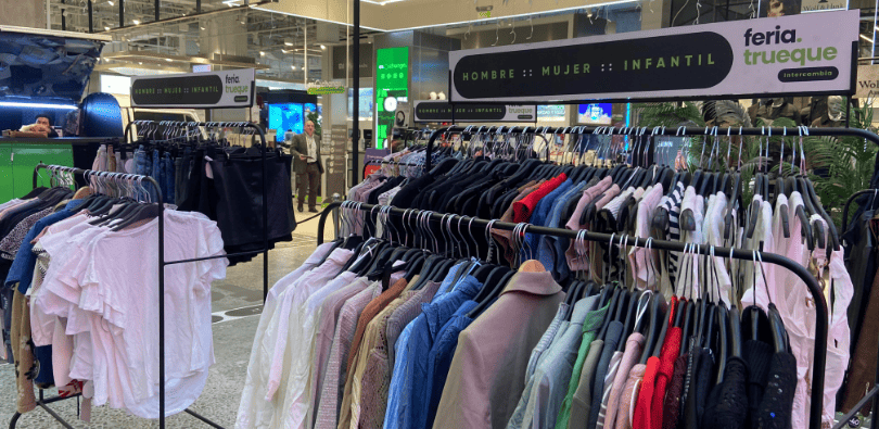 Feria Trueque de Falabella, un espacio de moda circular con ropa de segunda mano.