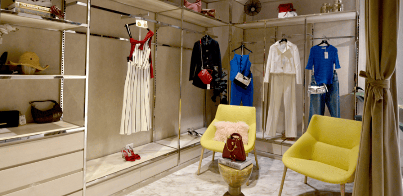 Personal Shopper de Falabella en la nueva sucursal de Plaza Egaña.