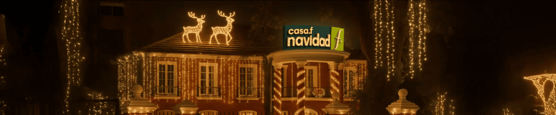 Familia disfrutando de las luces y decoración en Casa F Navidad Falabella
