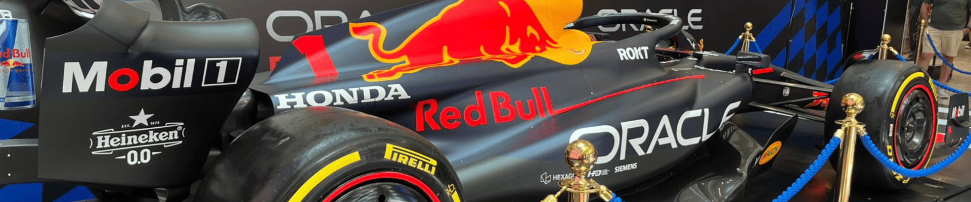 Auto RB19 de Oracle RedBull Racing exhibido en Falabella Parque Arauco