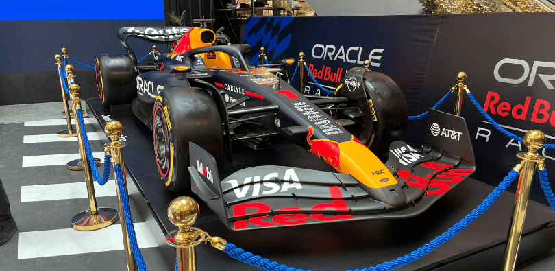 Auto RB19 de Oracle RedBull Racing exhibido en Falabella Parque Arauco