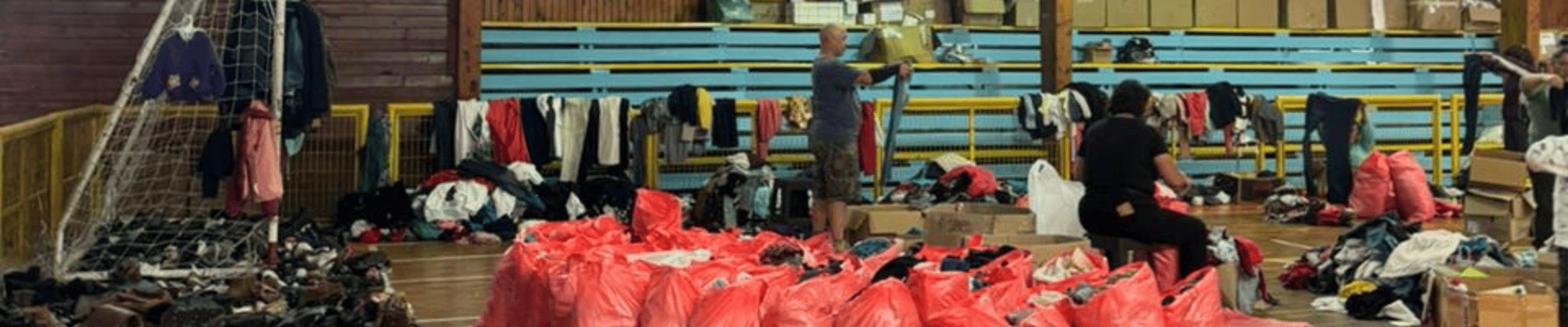 Operativo de recolección de ropa dañada por incendios en Penco y Tomé gestionado por Falabella.