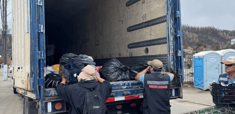 Operativo de recolección de ropa dañada por incendios en Penco y Tomé gestionado por Falabella.