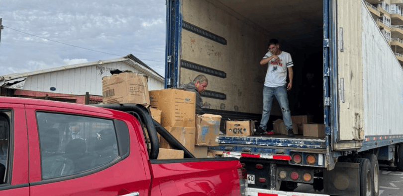 Operativo de recolección de ropa dañada por incendios en Penco y Tomé gestionado por Falabella.