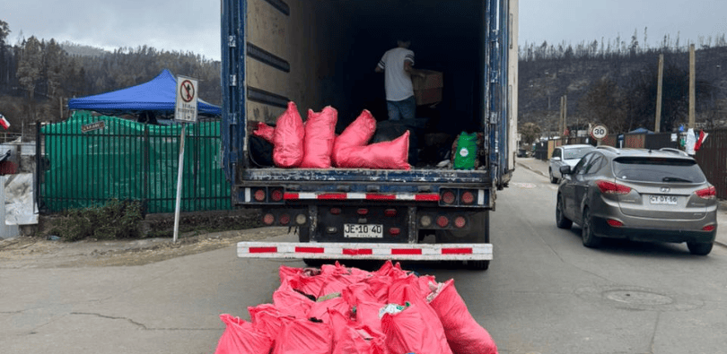 Operativo de recolección de ropa dañada por incendios en Penco y Tomé gestionado por Falabella.