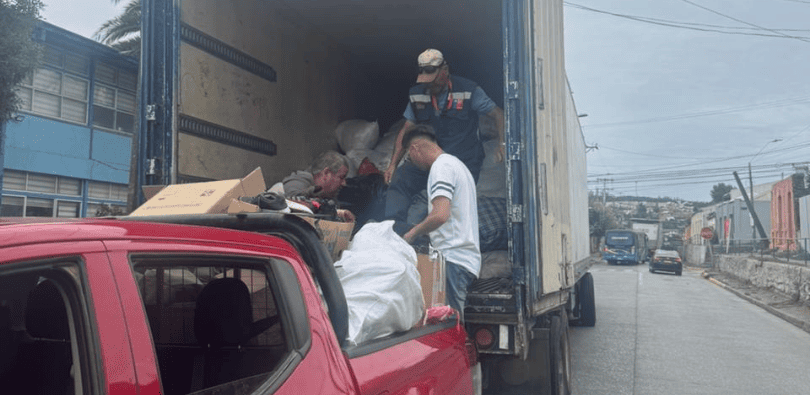 Operativo de recolección de ropa dañada por incendios en Penco y Tomé gestionado por Falabella.