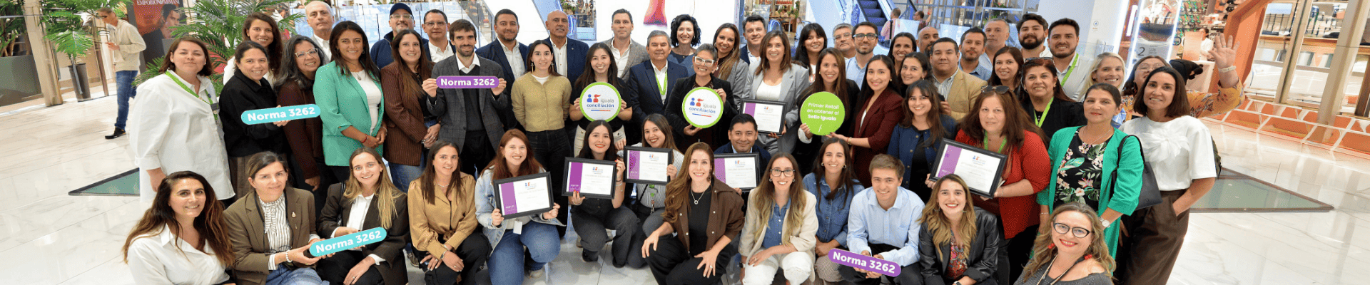 Falabella y SernamEG celebrando la obtención del Sello Iguala Conciliación por igualdad de género y corresponsabilidad.