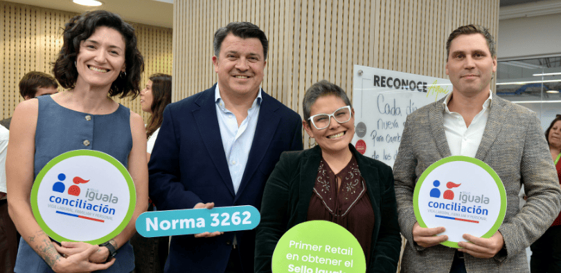 Falabella y SernamEG celebrando la obtención del Sello Iguala Conciliación por igualdad de género y corresponsabilidad.