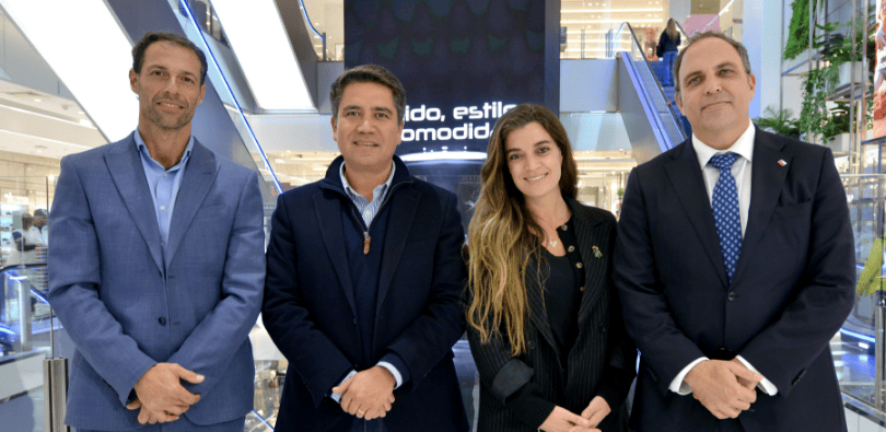 Mes de la Madre en Falabella Parque Arauco con autoridades de economía y representantes de gremios del retail.