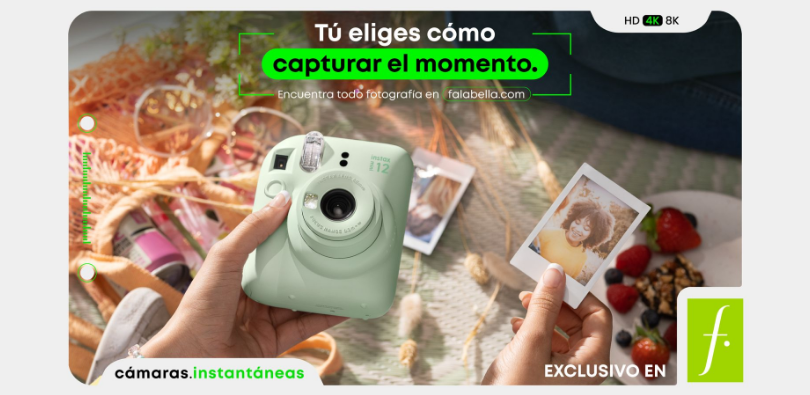 Aficionados y creadores de contenido participando en una sesión en el mini estudio fotográfico de Falabella Parque Arauco.  